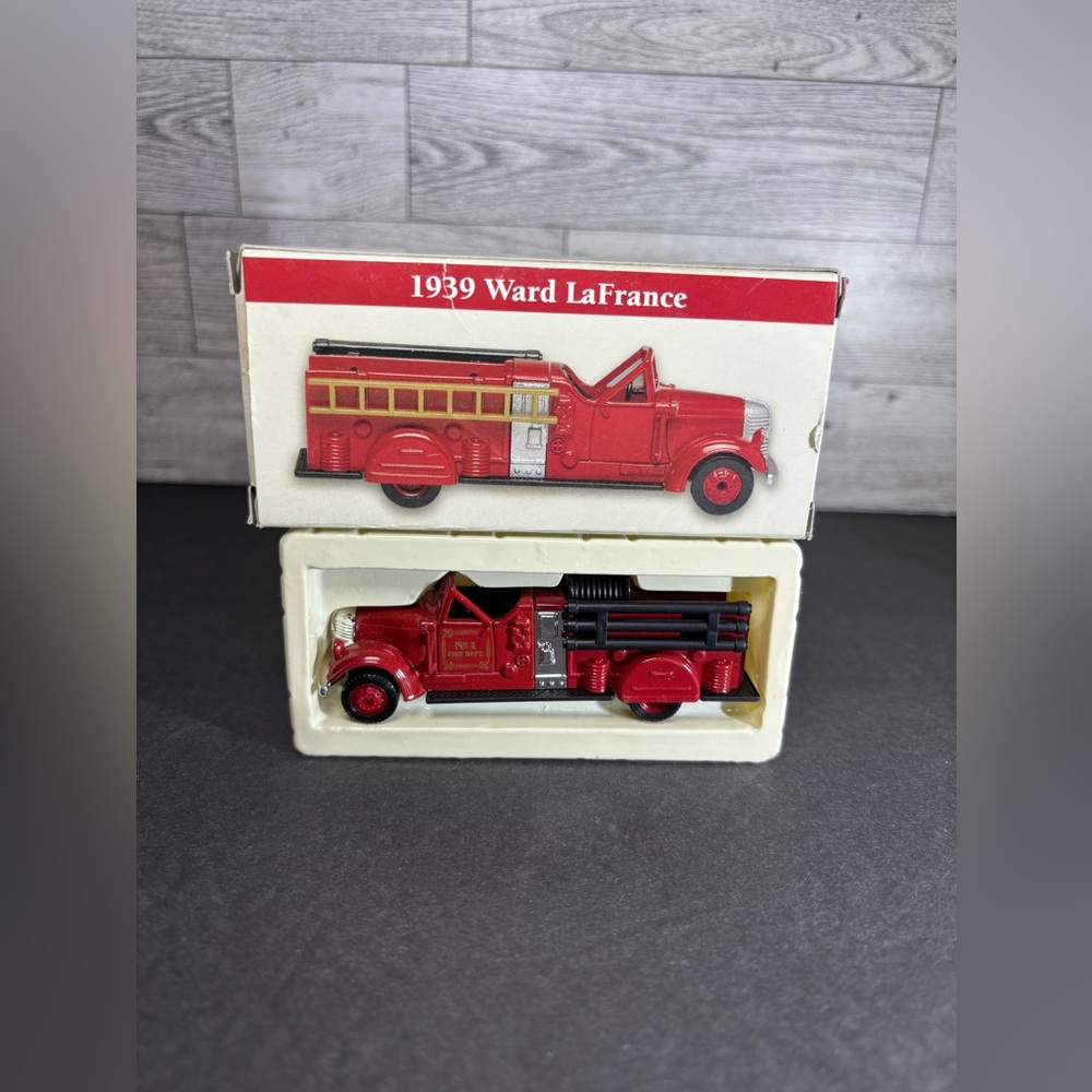 Readers Digest / GM 1939 Ward LaFrance Fire Truck 1999 New In Box‎